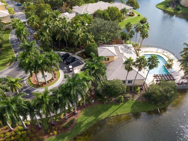 Building Photo - 1700 Crestwood Ct S