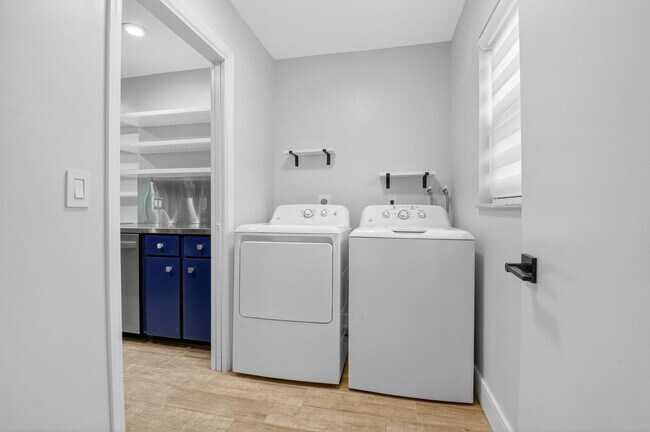 Building Photo - 725 Heron Dr