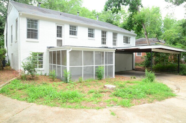 Building Photo - Lots of room!