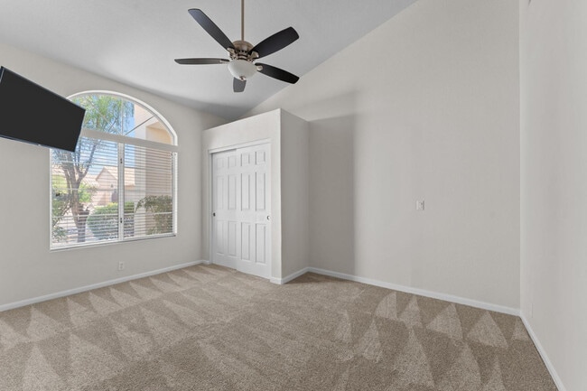 Building Photo - 4423 E Vista Val Verde Dr