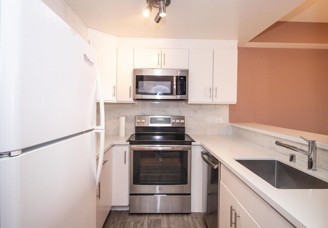 Building Photo - Updated One Bedroom Condo at Opera Plaza |...