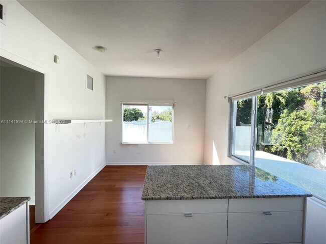 Building Photo - 1525 SW 9th St