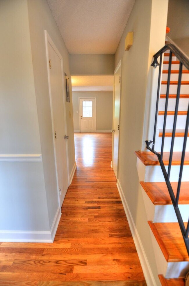 Building Photo - Lovely 2 Bedroom, 1.5 Bath Townhouse in Carrboro - Avail in March!