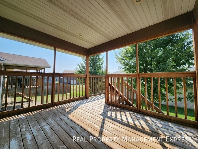 Building Photo - Modern 4 Bedroom 2 Bathroom Twin-Home in Tea