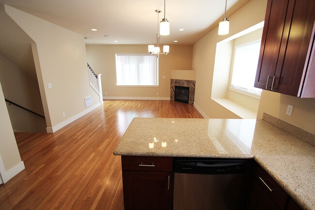 Building Photo - LUXURY 3 BED, 3 BATH SEATTLE TOWNHOME FOR RENT; AVAILABLE NOW!