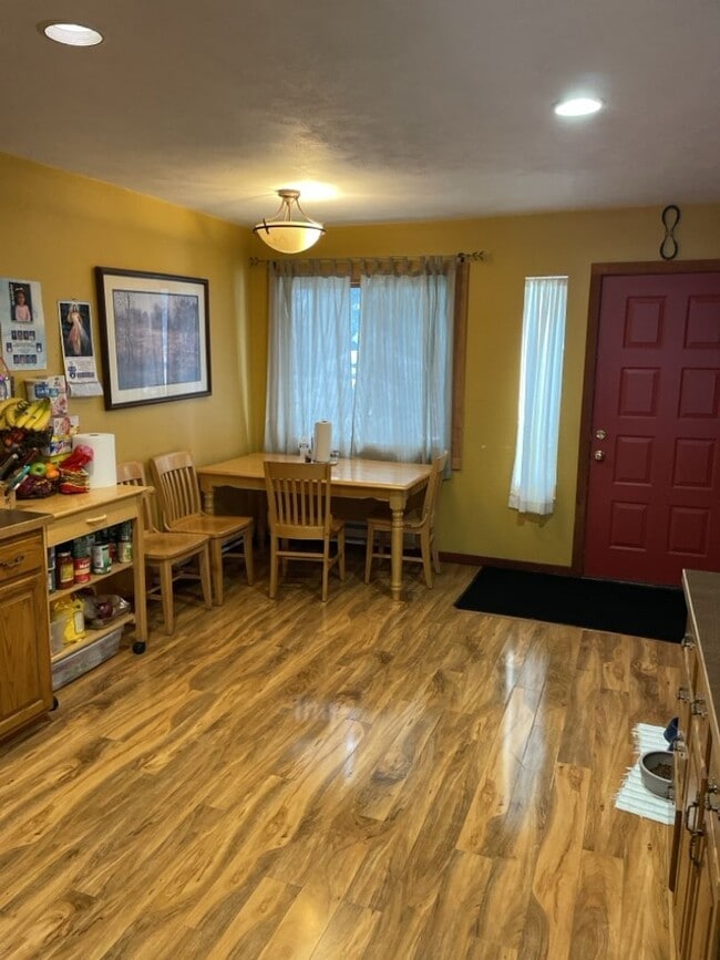 Building Photo - Woodworks Townhomes--Large 2 Bedroom/2Bath Unit on the Bus Route