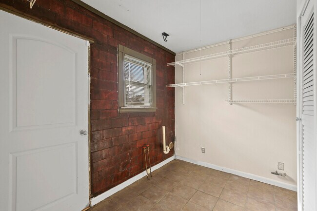 Building Photo - 405 N Praire
