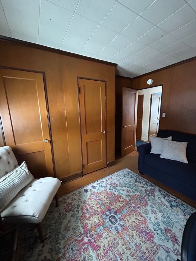 Building Photo - 4 Bed, 2 Bath House