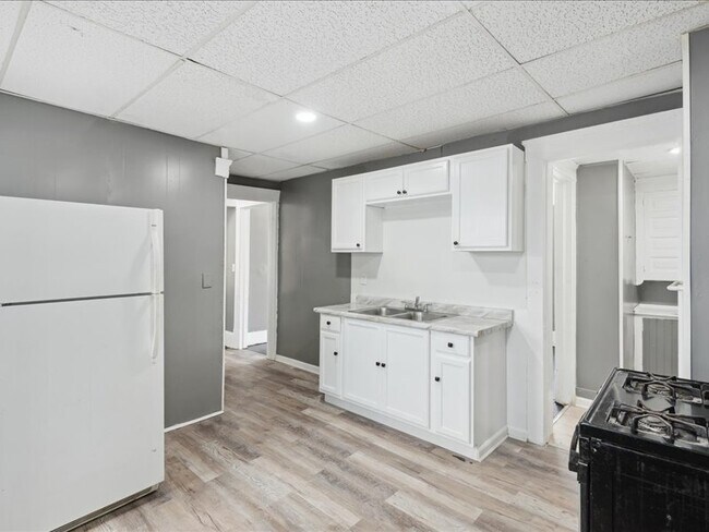 Building Photo - 10622 Hathaway Ave