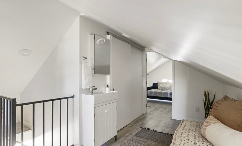 Building Photo - 211 1/2 S Burlington Ave