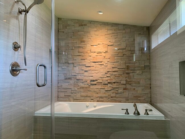 Building Photo - 5590 Clinton St