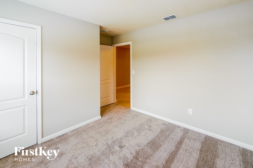 Building Photo - 51 Rivertown Rd