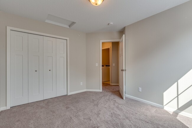 Building Photo - END UNIT townhome available July 01 $1825.00
