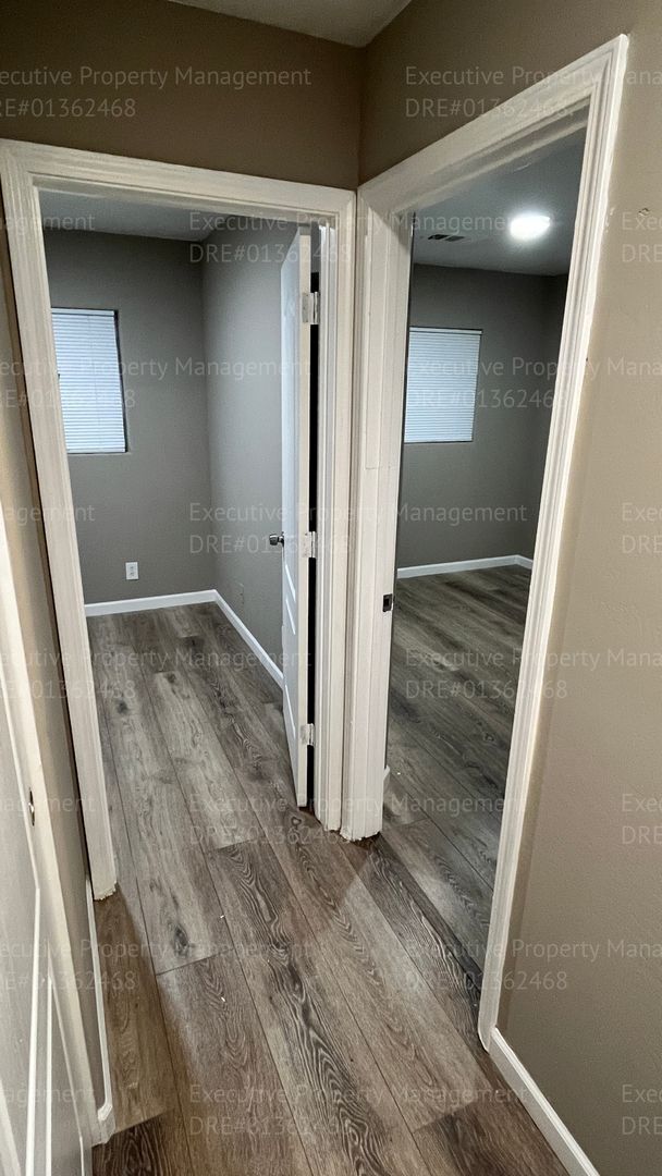 Building Photo - Spacious 3 bedroom, 2.5 bathroom townhome....