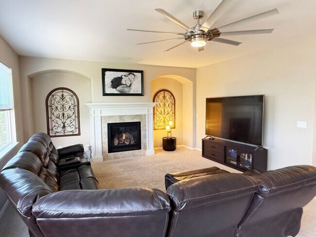 Building Photo - Amazing large 2-Story with open floor plan...
