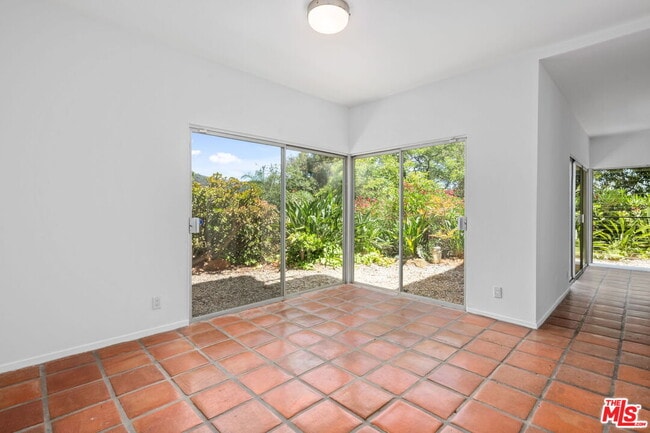 Building Photo - 2492 Banyan Dr