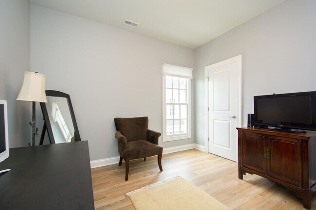 Building Photo - Norton Commons Fully Furnished Condo for Rent!
