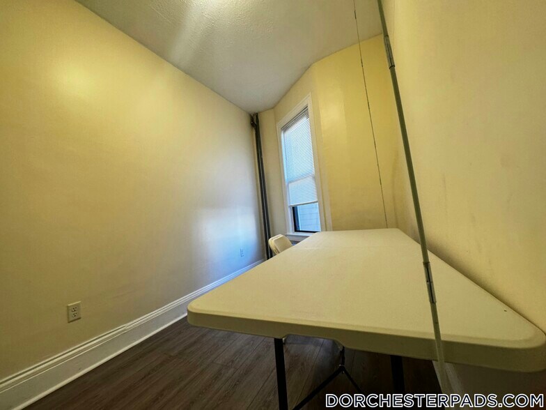 Building Photo - 81 Ruthven St