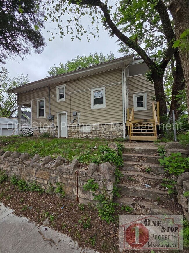 Building Photo - Spacious 3 bedroom/ 2 bathroom in Kansas City!