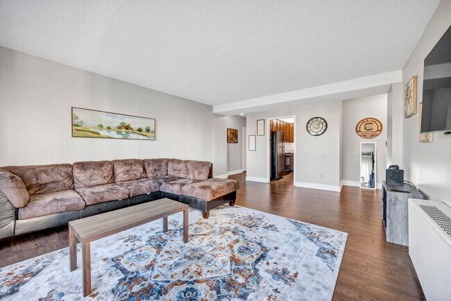 Building Photo - 2 Bedroom 1 Bathroom with Washer/Dryer