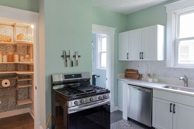 Building Photo - 6903 Cambridge Ave