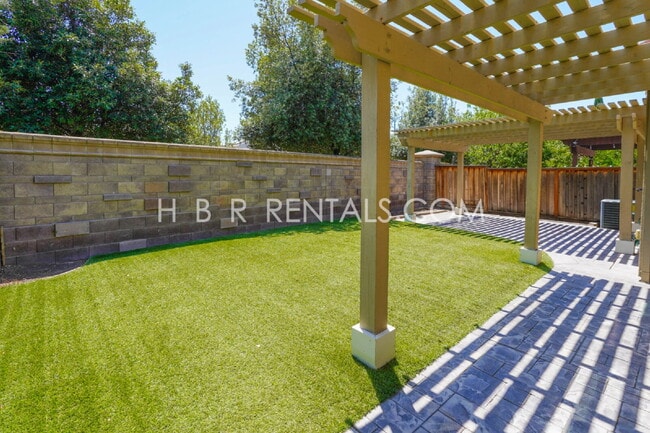Building Photo - Questa Village: Spacious 3-Bedroom Retreat...
