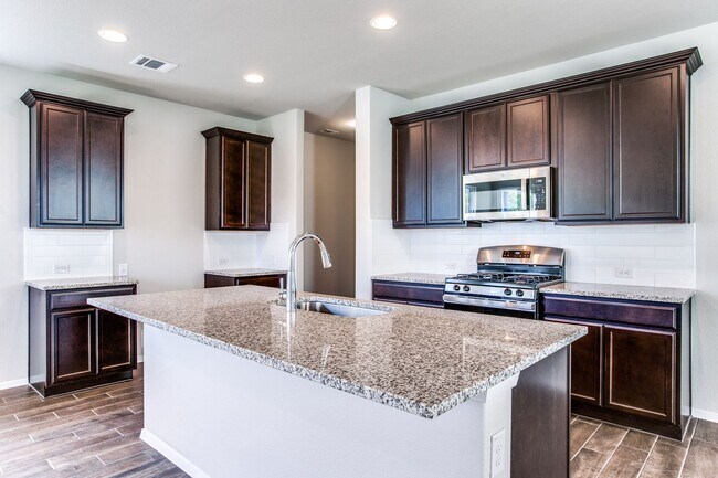 Building Photo - Newer cottage home in Cloverleaf community...