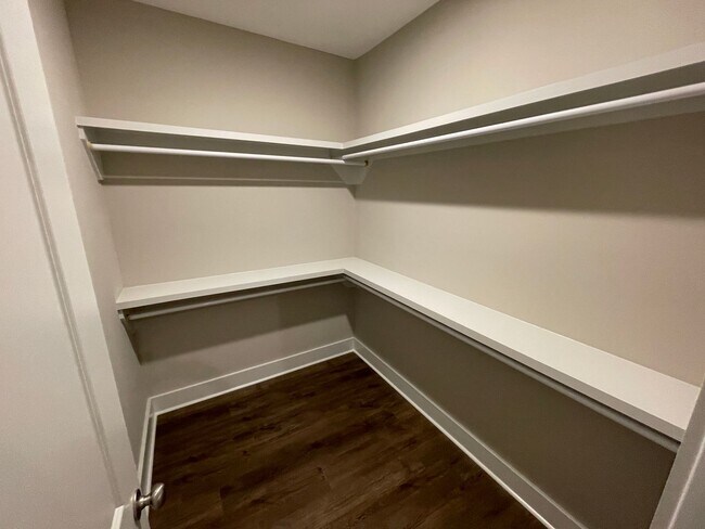 Building Photo - Savannah Square - 3BR/3BA For Rent