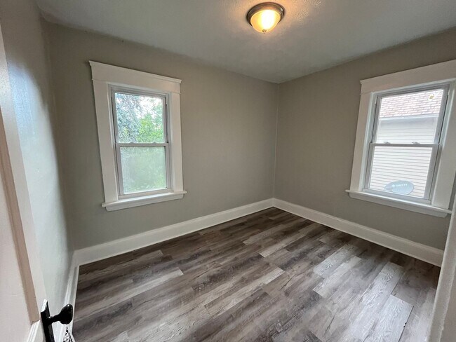 Building Photo - Three bedroom one bathroom home for rent