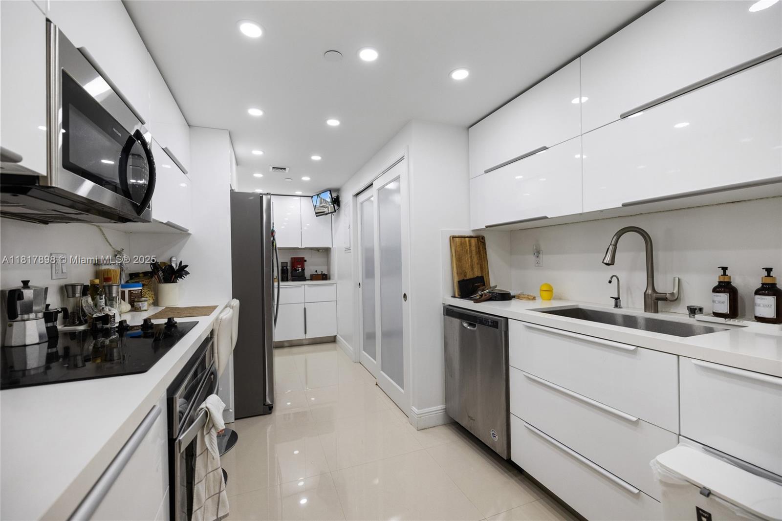 Building Photo - 3200 Collins Ave