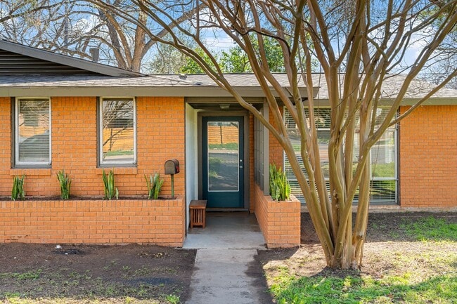 Building Photo - Centrally Located - Minutes from Dell Children's Hospital