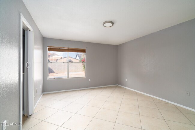 Building Photo - 7854 W Fleetwood Ln