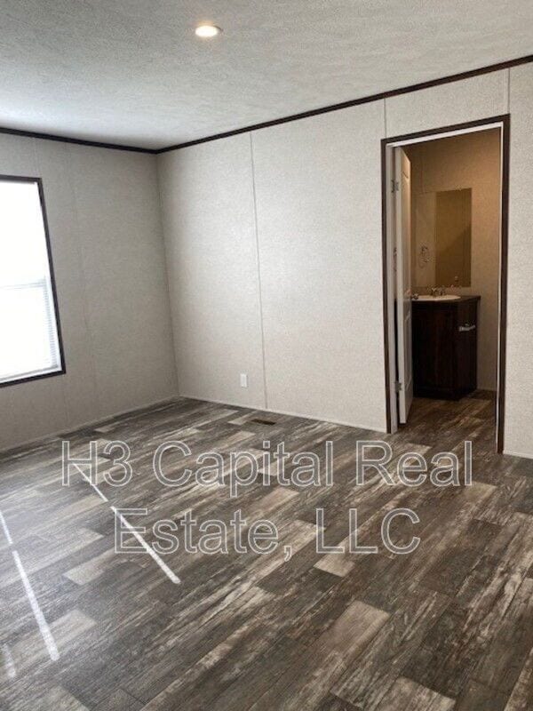 Building Photo - 524 Chickadee St