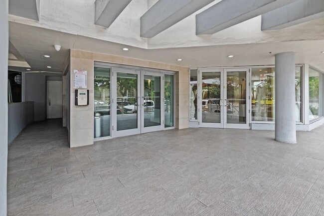Building Photo - Luxury 2BR Penthouse in Coconut Grove | 1.5 Bath | Prime Miami Location