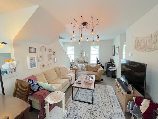 Building Photo - 611B E Duffy Ln
