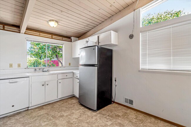 Building Photo - 3 Bedroom 2 Bath Home located in Palo Alto's Palo Verde Neighborhood!