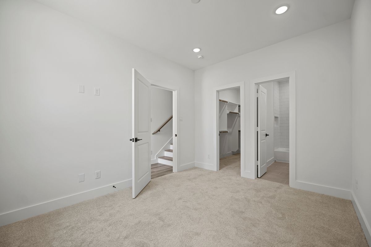 Building Photo - 870 W Little York Rd