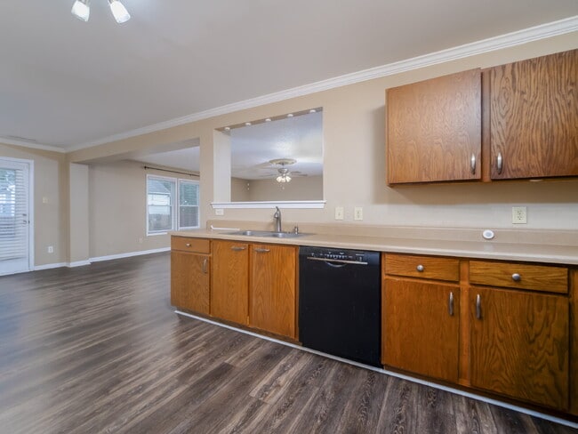 Building Photo - 910 Torsion Lane