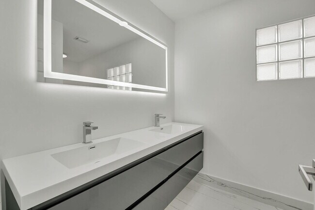 Building Photo - 10872 Tamoron Ln