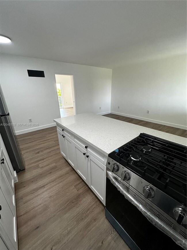 Building Photo - 1255 W 49th Pl