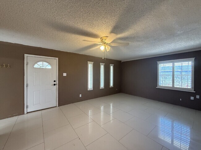 Building Photo - 5725 Wren Ave