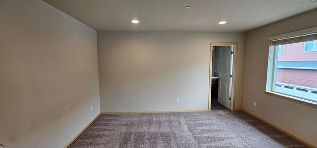 Building Photo - Spacious Bremerton Two-Story