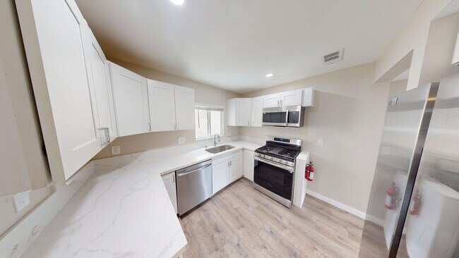 Building Photo - Comfortable 4 Bed 2 Bath House!!