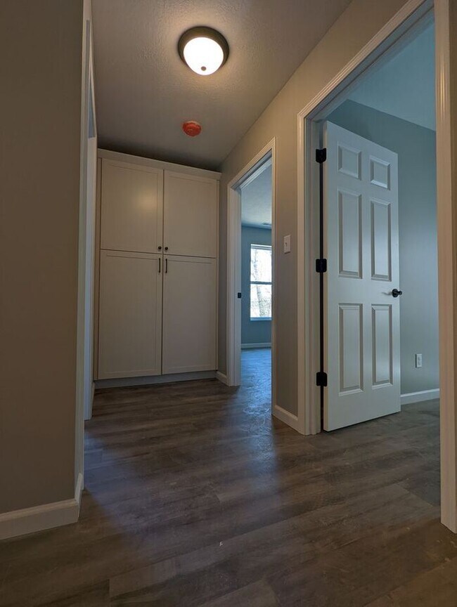 Building Photo - Explore this beautiful home and secure your place in a quiet, family-friendly area that offers th...