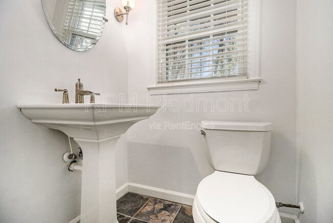 Building Photo - 2570 Northside Dr NW