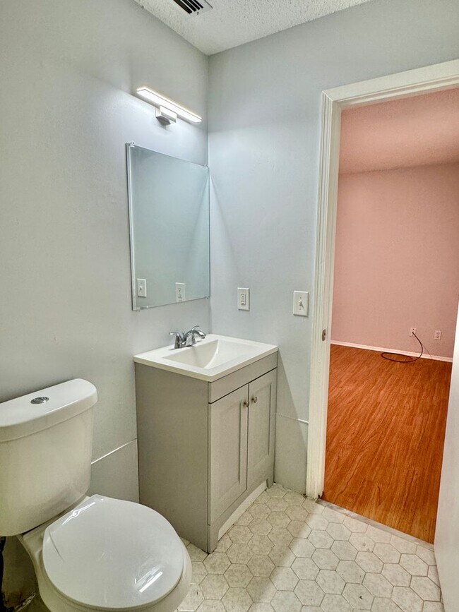 Building Photo - Charming 3-bedroom waiting to be yours !!