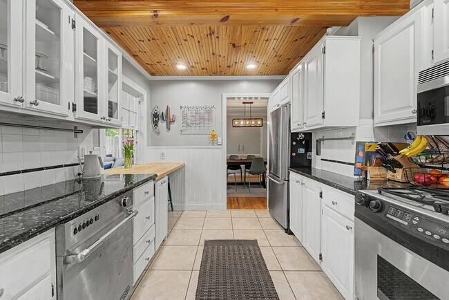 Building Photo - Fully Furnished Maple Ridge Home