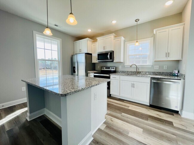 Building Photo - Adorable 2bd/2.5ba cottage in downtown Aynor - Ready for move in!!