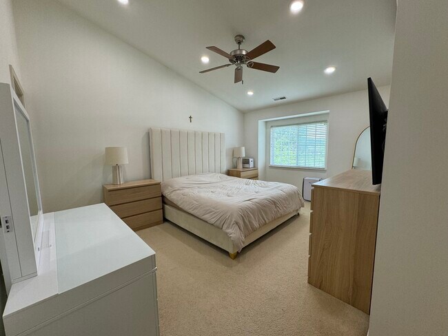 Building Photo - 5259 Twin Oaks Dr