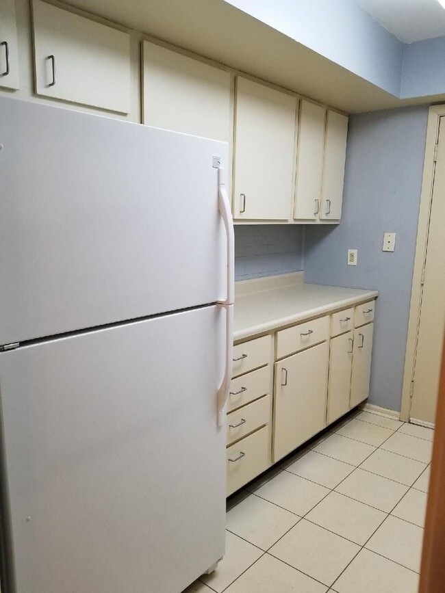 Building Photo - 3 br, 2 bath House - 13 Cresthill Dr. #30